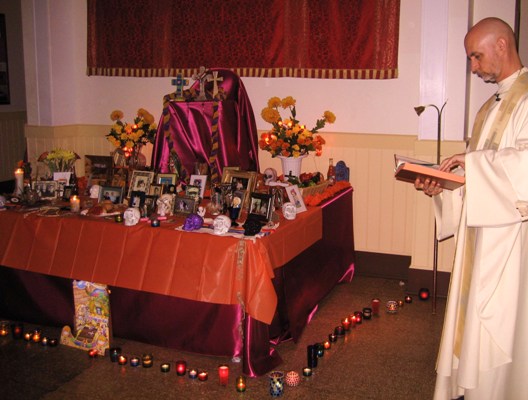 Altar de Muertos con Padre Tim